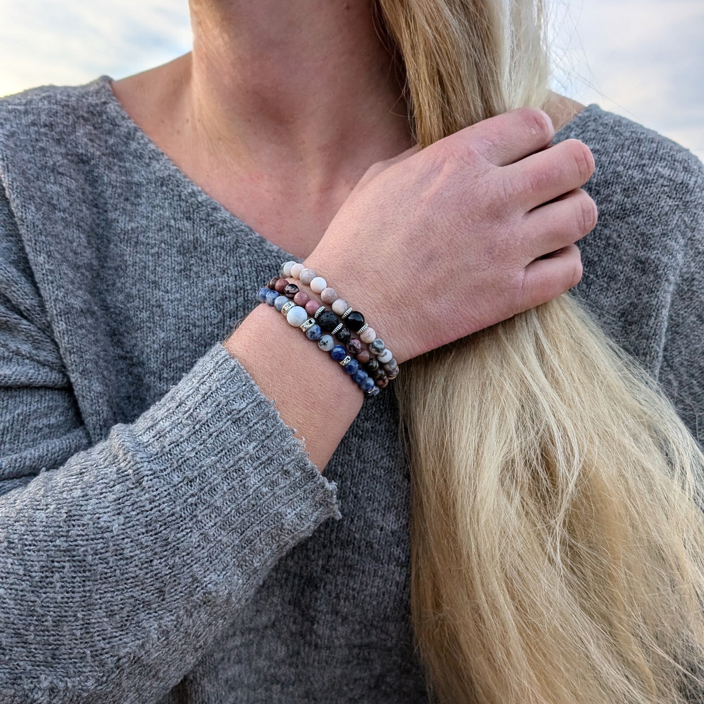 Armband i Zebra Jasper och Obsidian med Detaljer av Metall