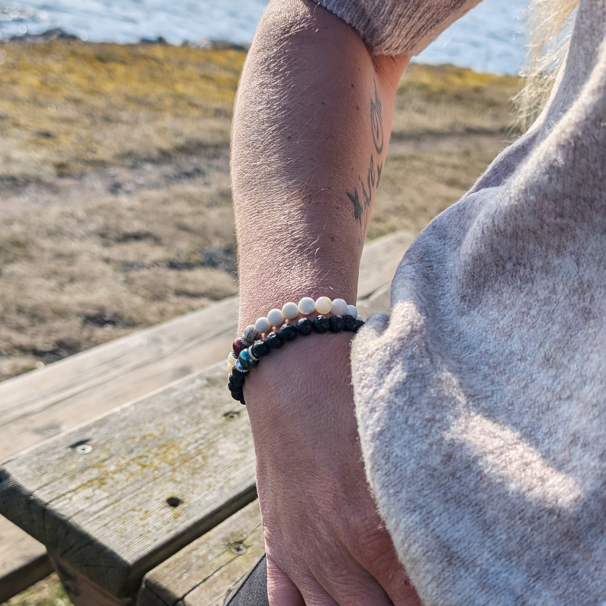 Armband i Lava med Black Shell Pearl och detaljer i Metall
