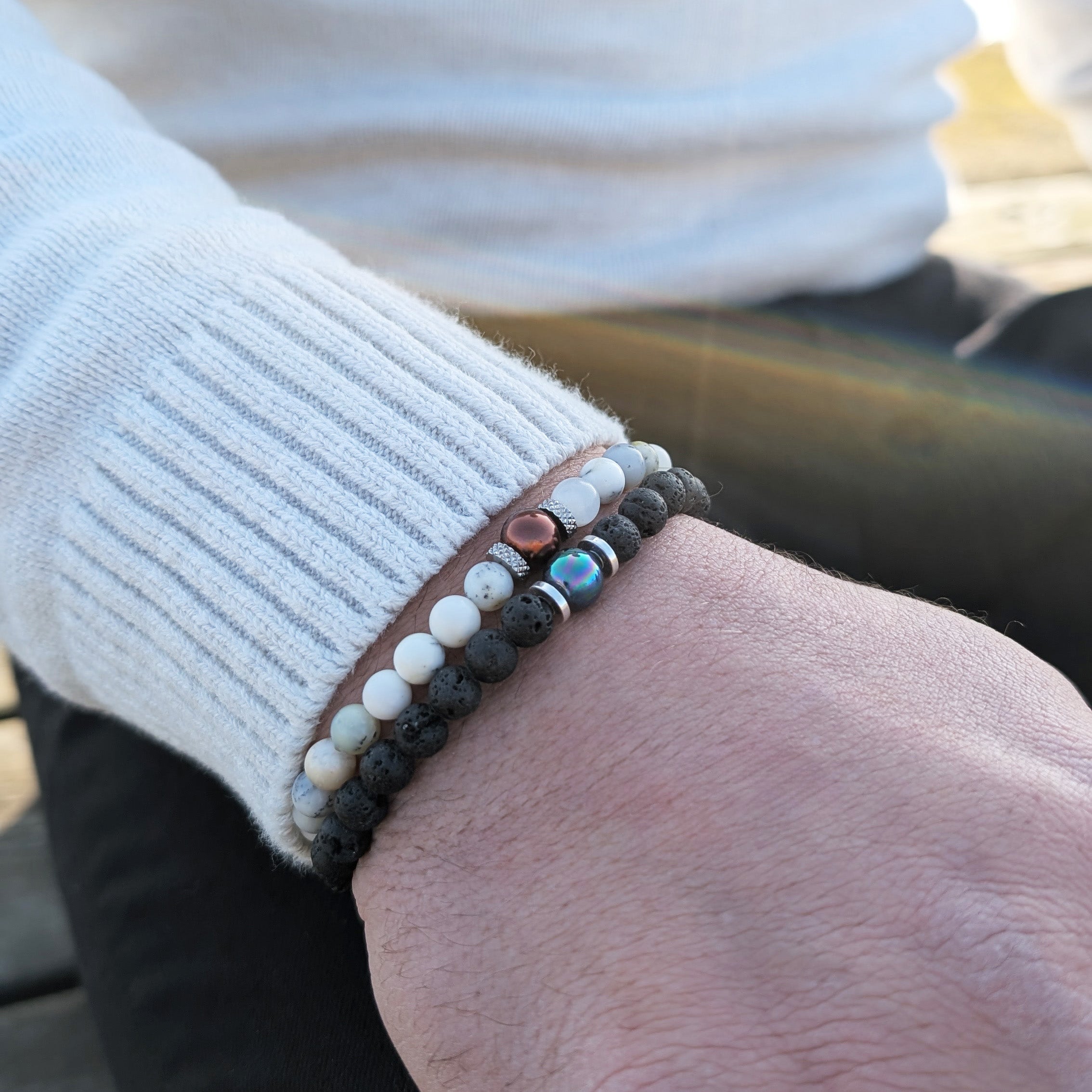 Armband i Lava med Black Shell Pearl och detaljer i Metall