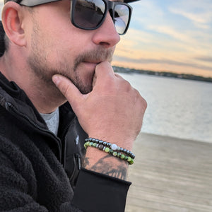 Armband i Grön Opal och Brun Snöflinga med Detaljer av Metall